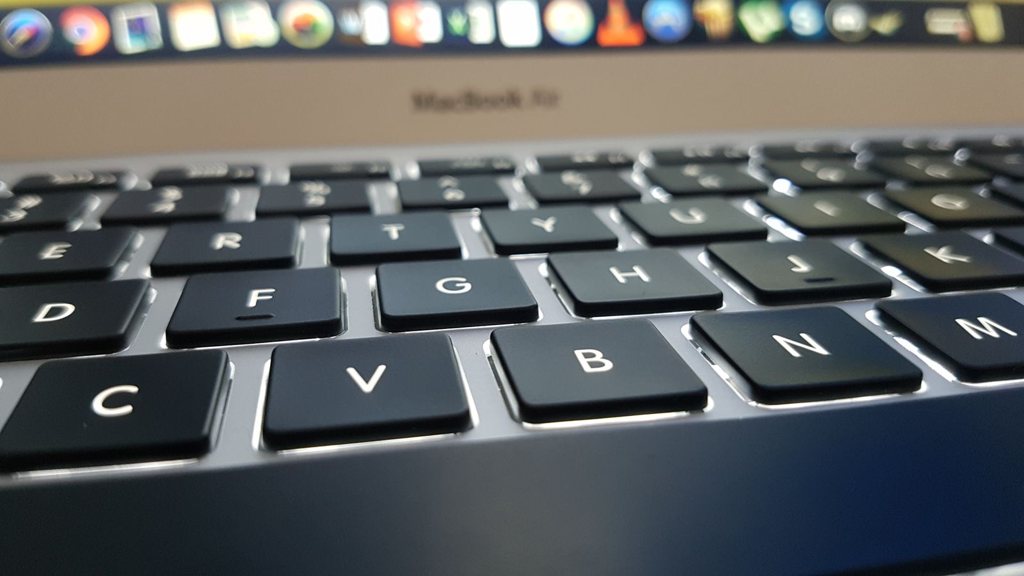 Gros plan sur le clavier rétroéclairé d'un ordinateur portable