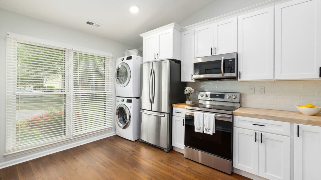 Cuisine moderne avec un lave-linge et un sèche-linge superposés en colonne