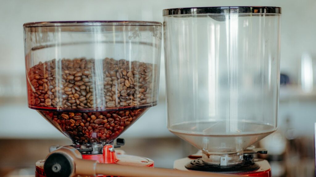 Grains de café dans le réservoir d'un broyeur
