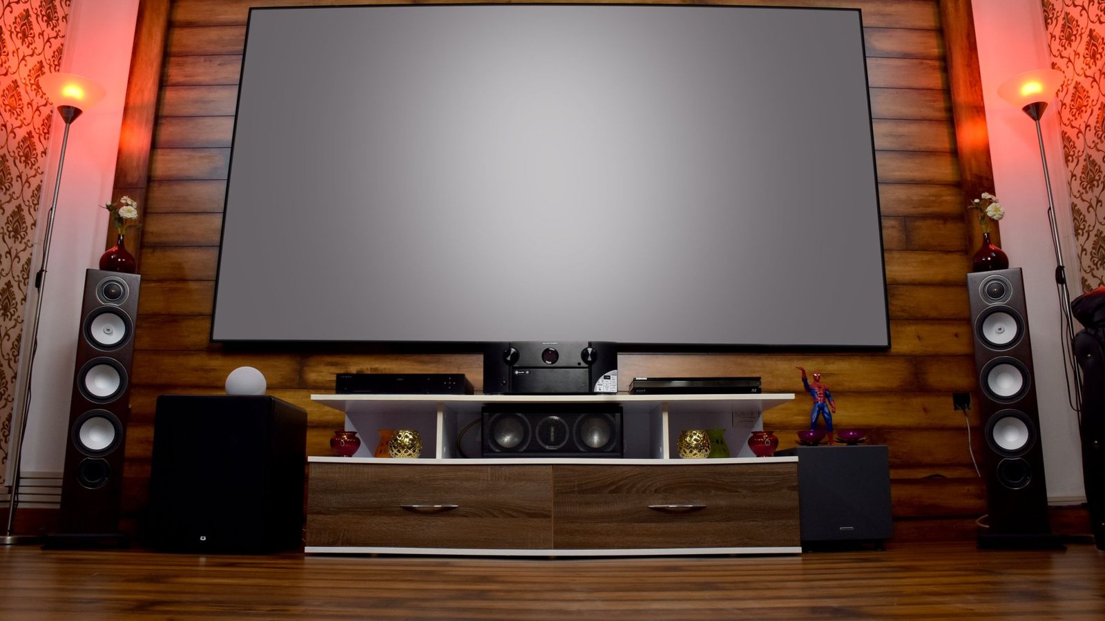 Salle de home cinéma avec grand écran et enceintes colonnes