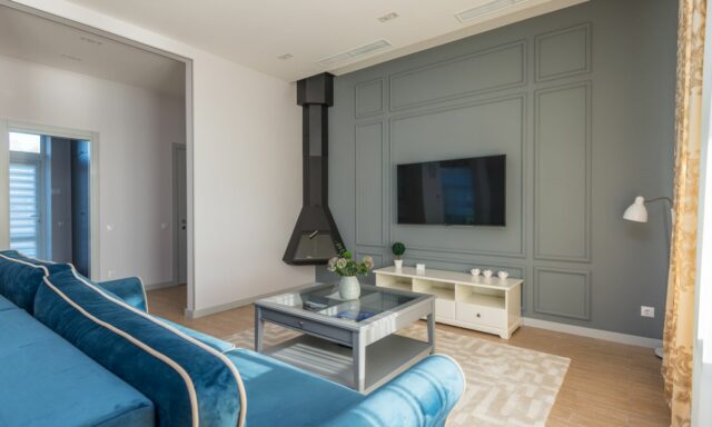 Salon moderne avec un téléviseur fixé au mur