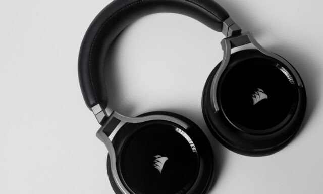 Casque Bluetooth circum-aural noir posé sur fond clair