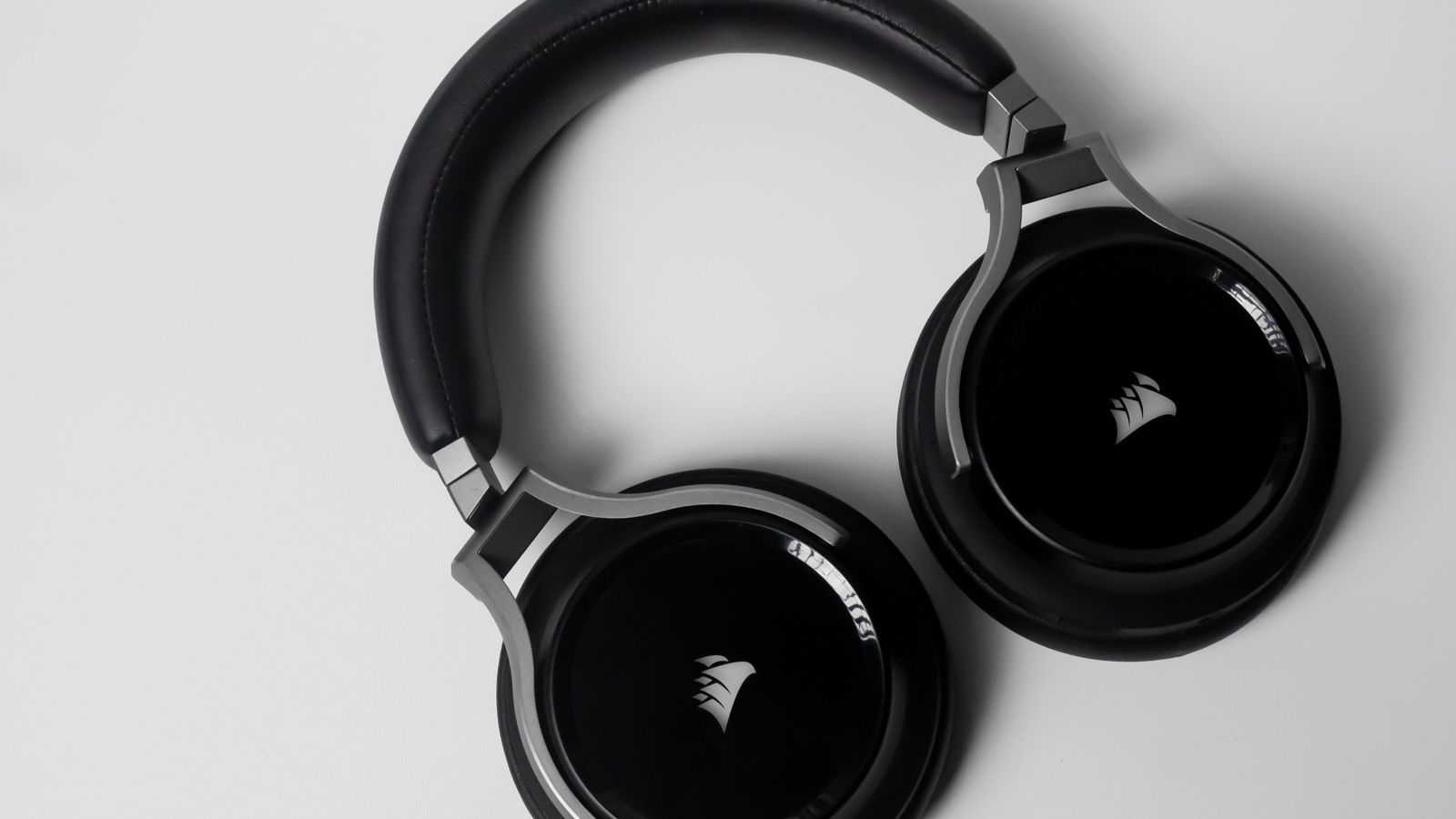 Casque Bluetooth circum-aural noir posé sur fond clair