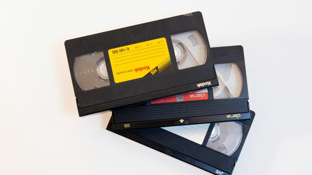Pile de cassettes vidéo VHS de différentes marques