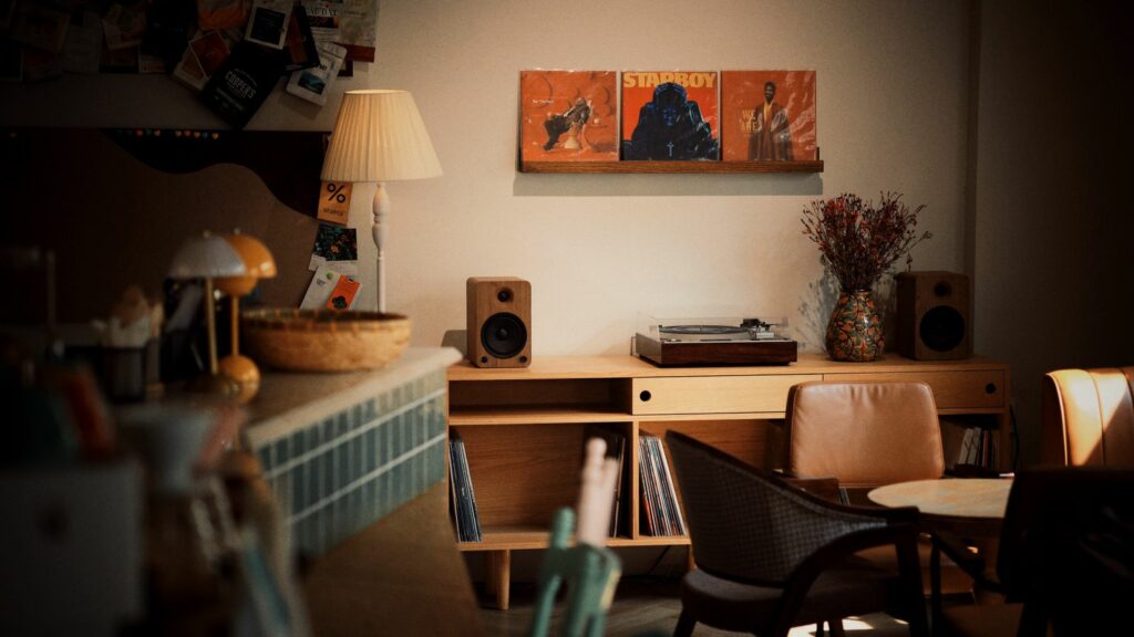 Paire d'enceintes bibliothèque sur un meuble avec une platine vinyle