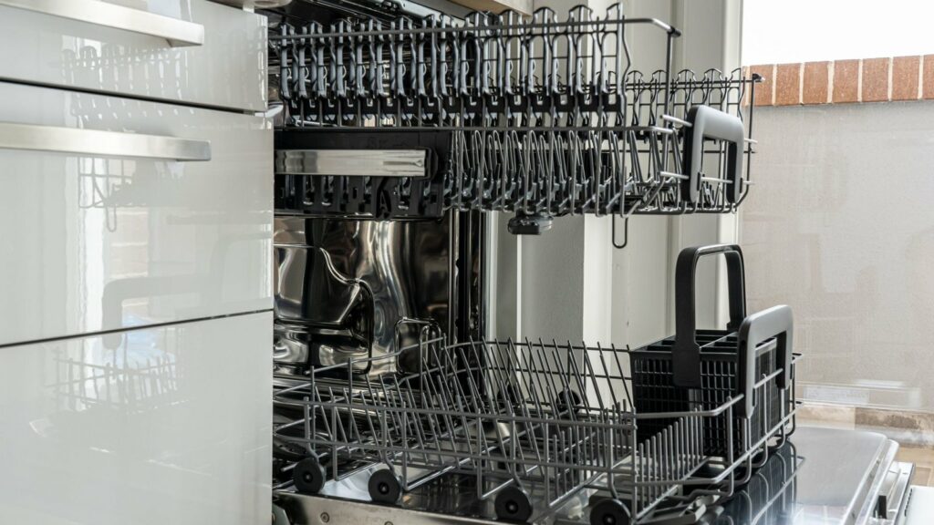 Lave-vaisselle ouvert et vide dans une cuisine lumineuse