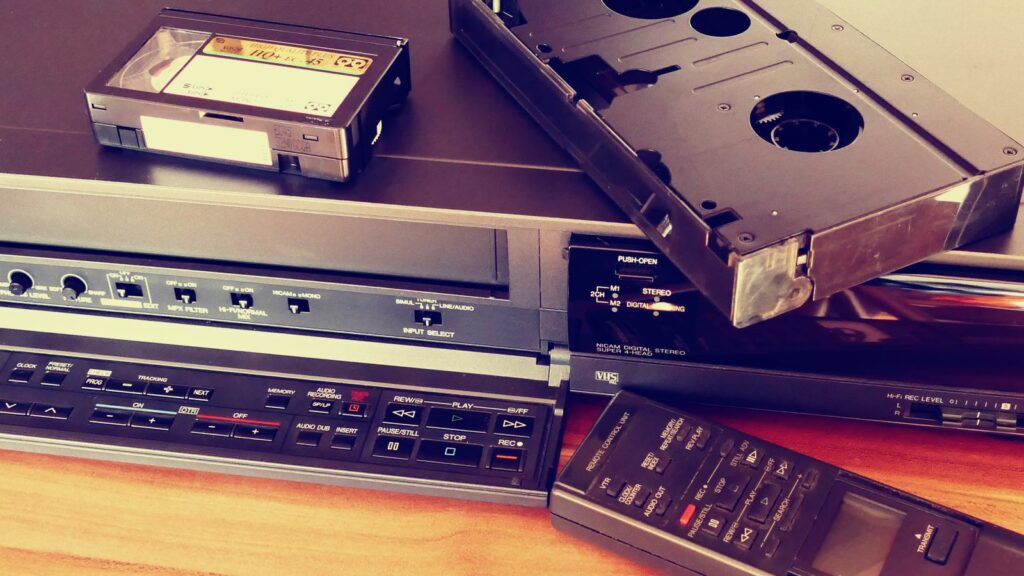 Magnétoscope VHS avec une cassette et sa télécommande