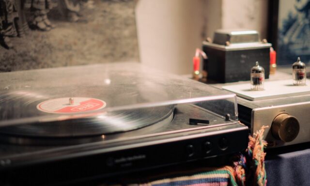 Platine vinyle et ampli Hi-Fi à lampes dans un salon