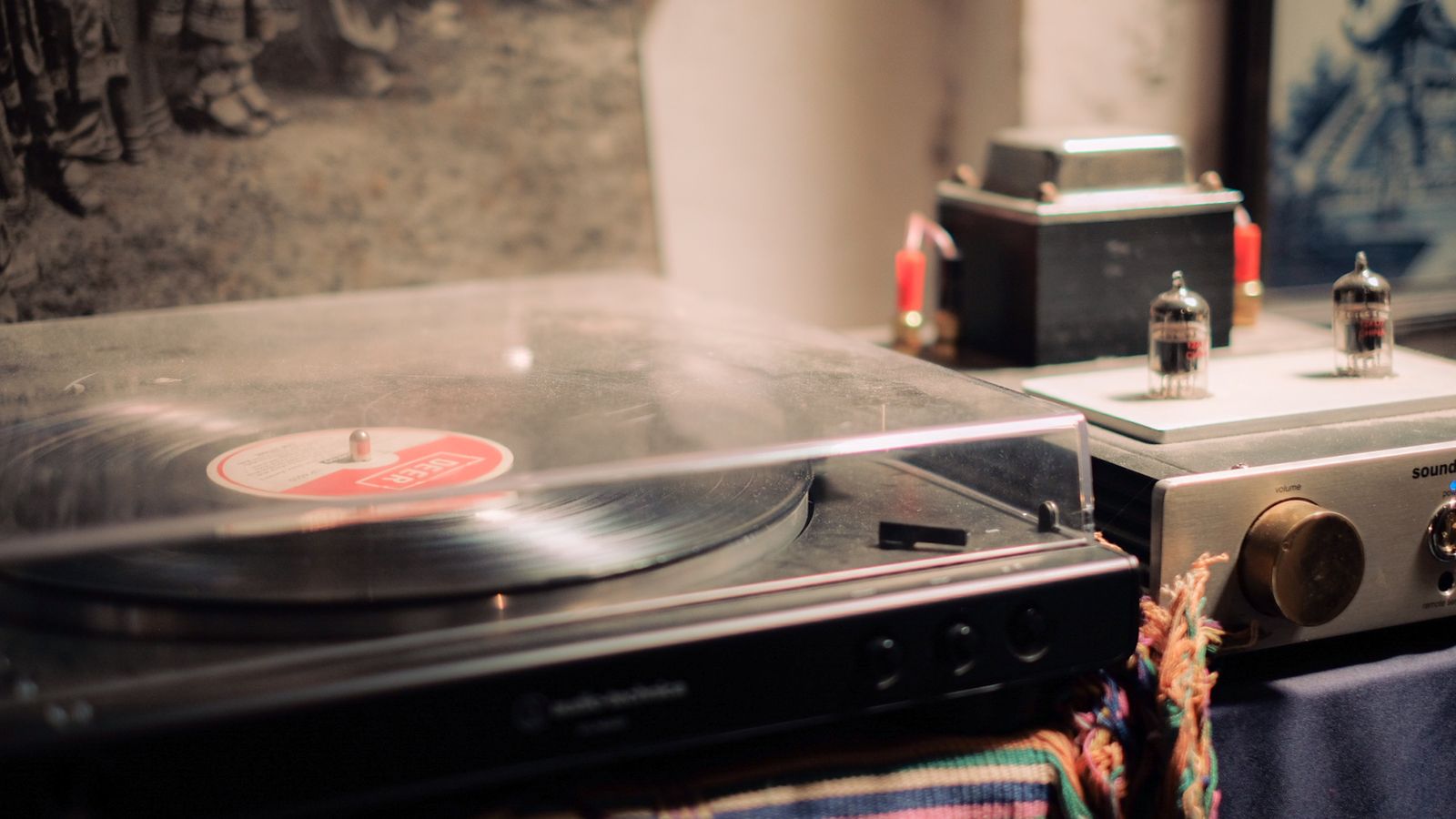 Platine vinyle et ampli Hi-Fi à lampes dans un salon