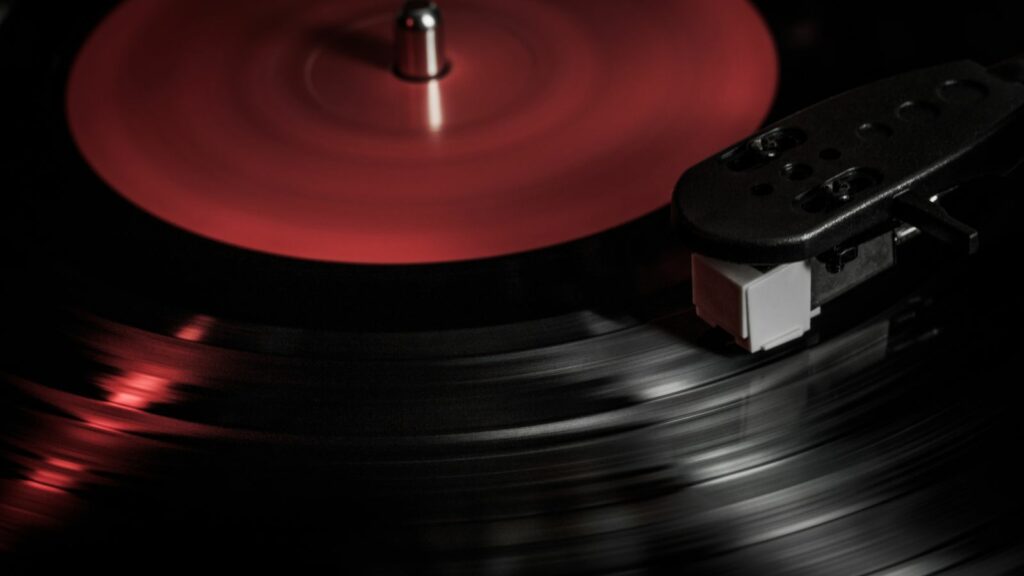 Disque vinyle rouge tournant sur une platine