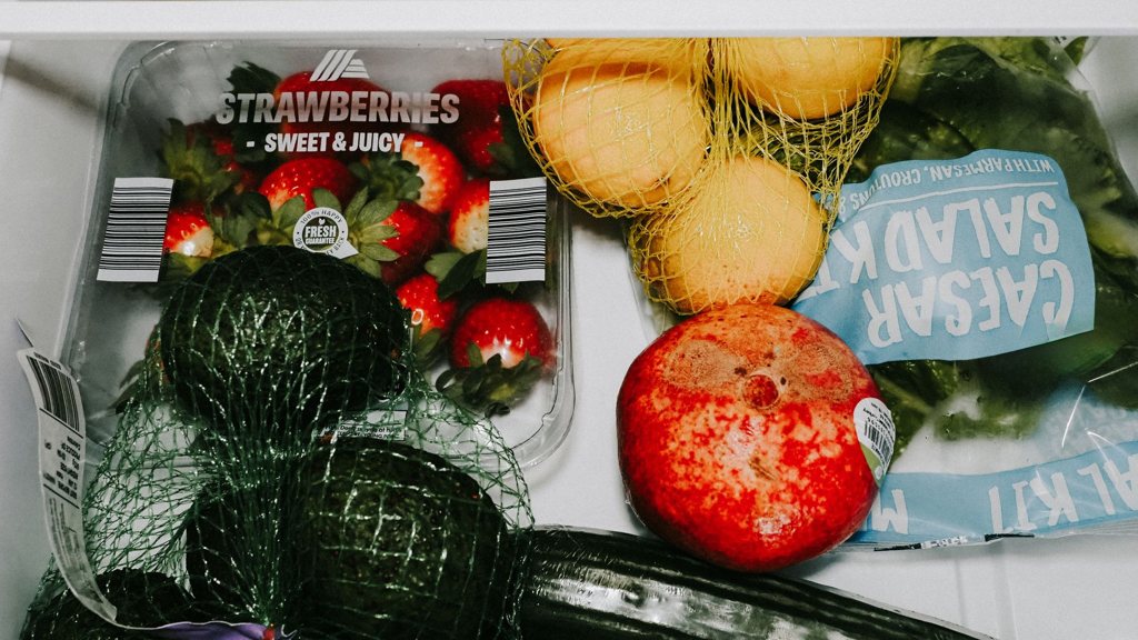 Fruits et légumes frais rangés dans un bac de réfrigérateur