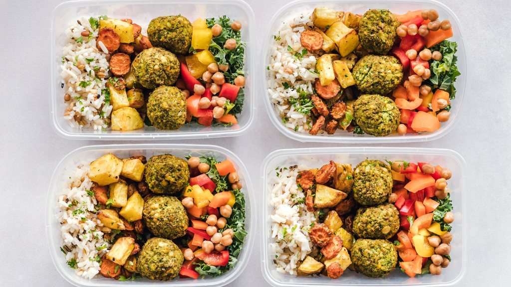 Quatre boîtes de repas préparés à l'avance