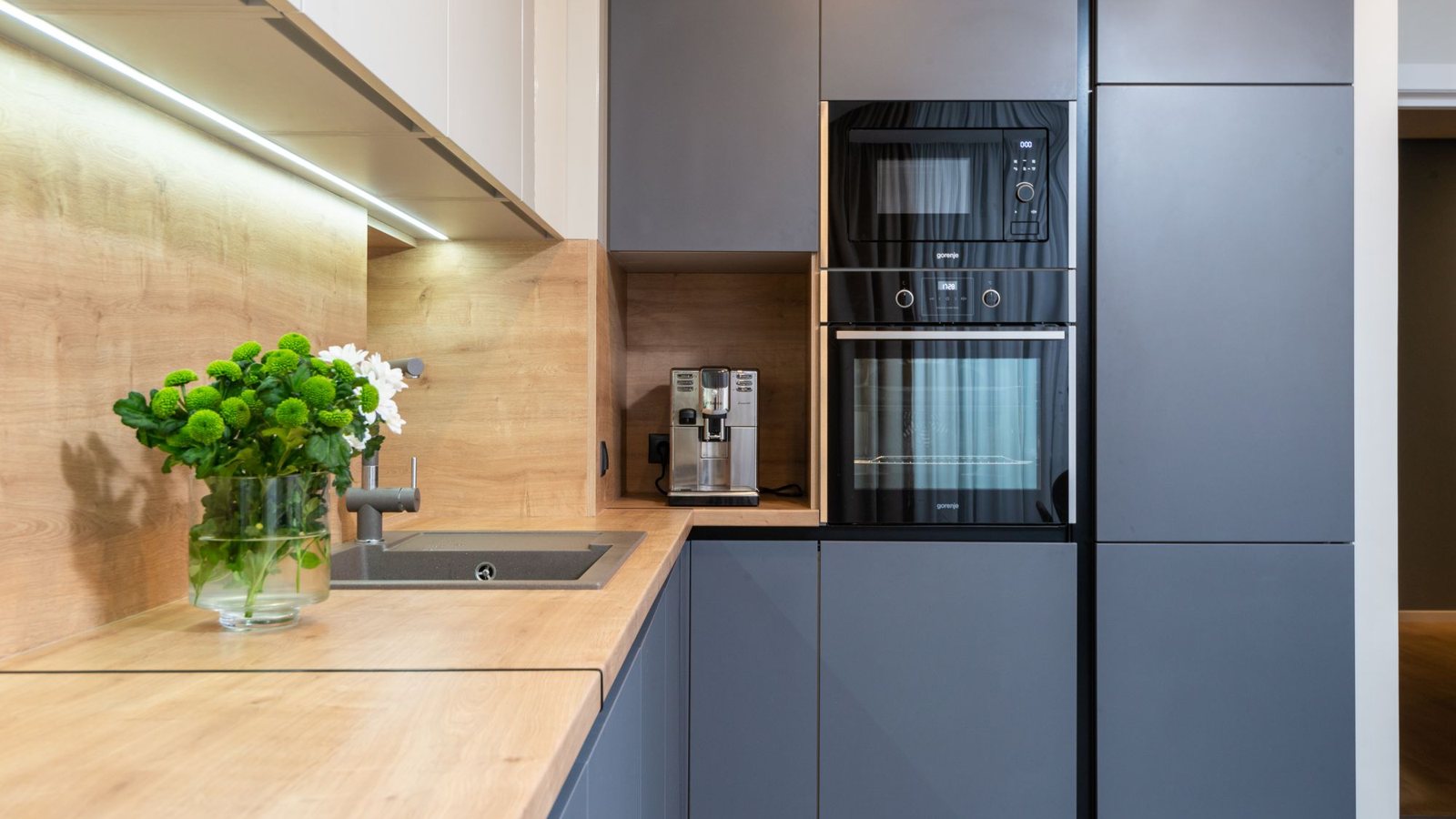 Cuisine moderne avec un four encastrable en colonne