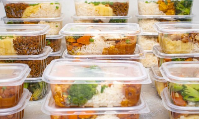Boîtes de plats faits maison empilées, prêtes à congeler