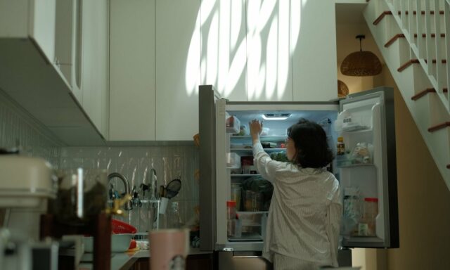 Cuisine lumineuse avec un réfrigérateur américain ouvert