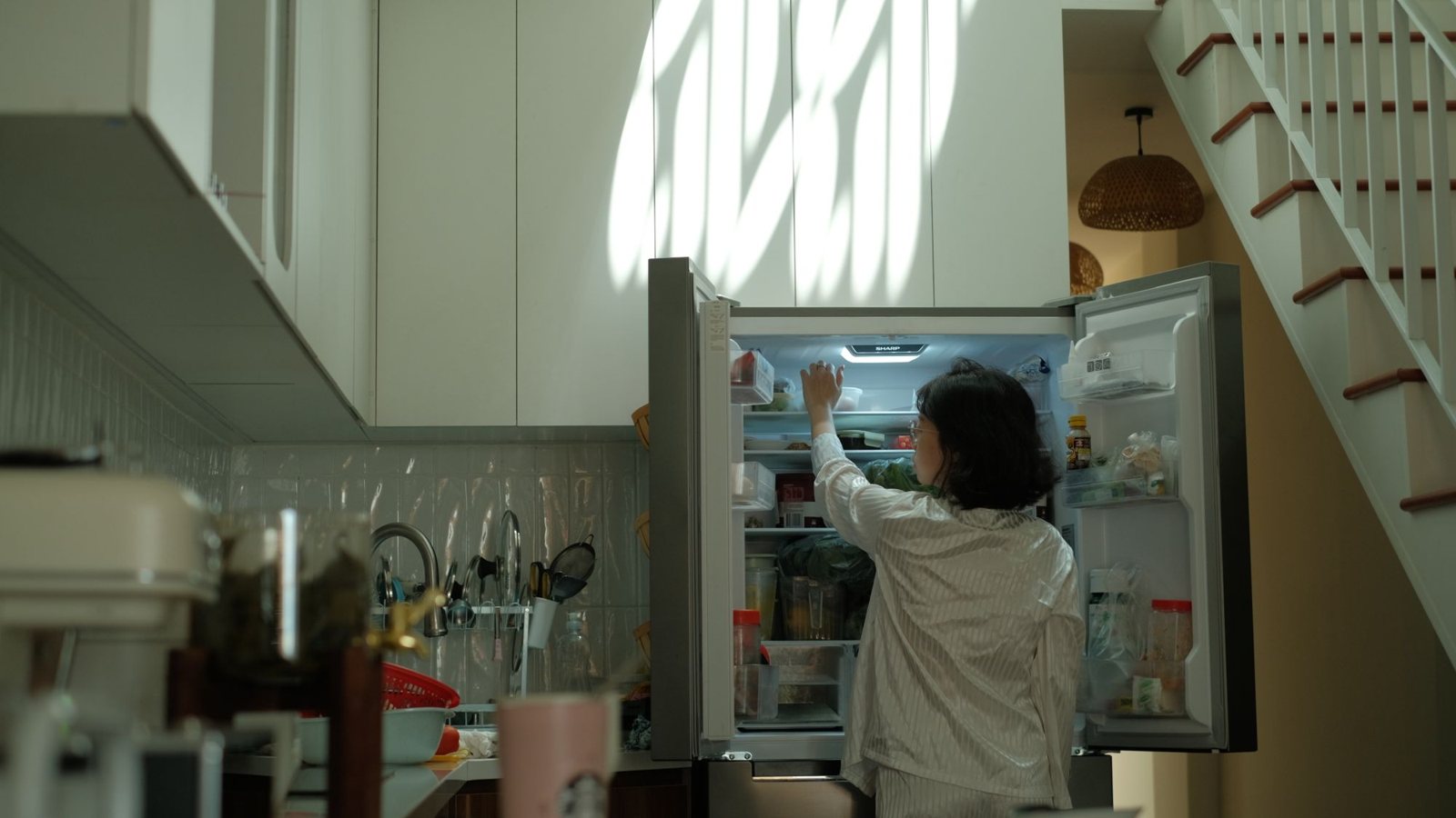 Cuisine lumineuse avec un réfrigérateur américain ouvert